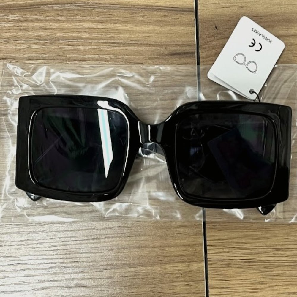 BLACK SUNGLASSES